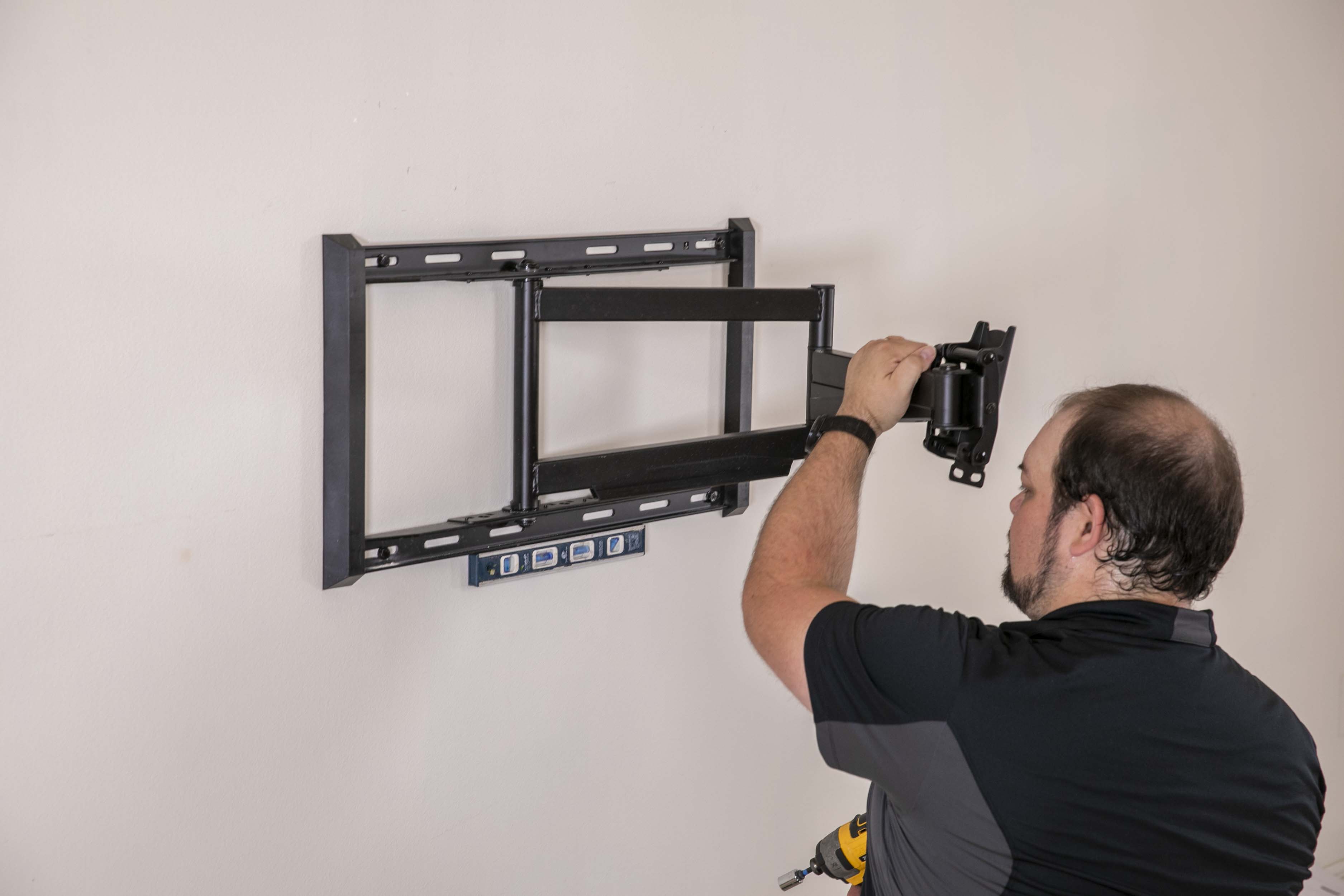 FULL MOTION ARTICULATING TV WALL MOUNT FOR 42-90" TVS, EXTENDS 3.6-31" FROM WALL, HOLDS 150 LBS