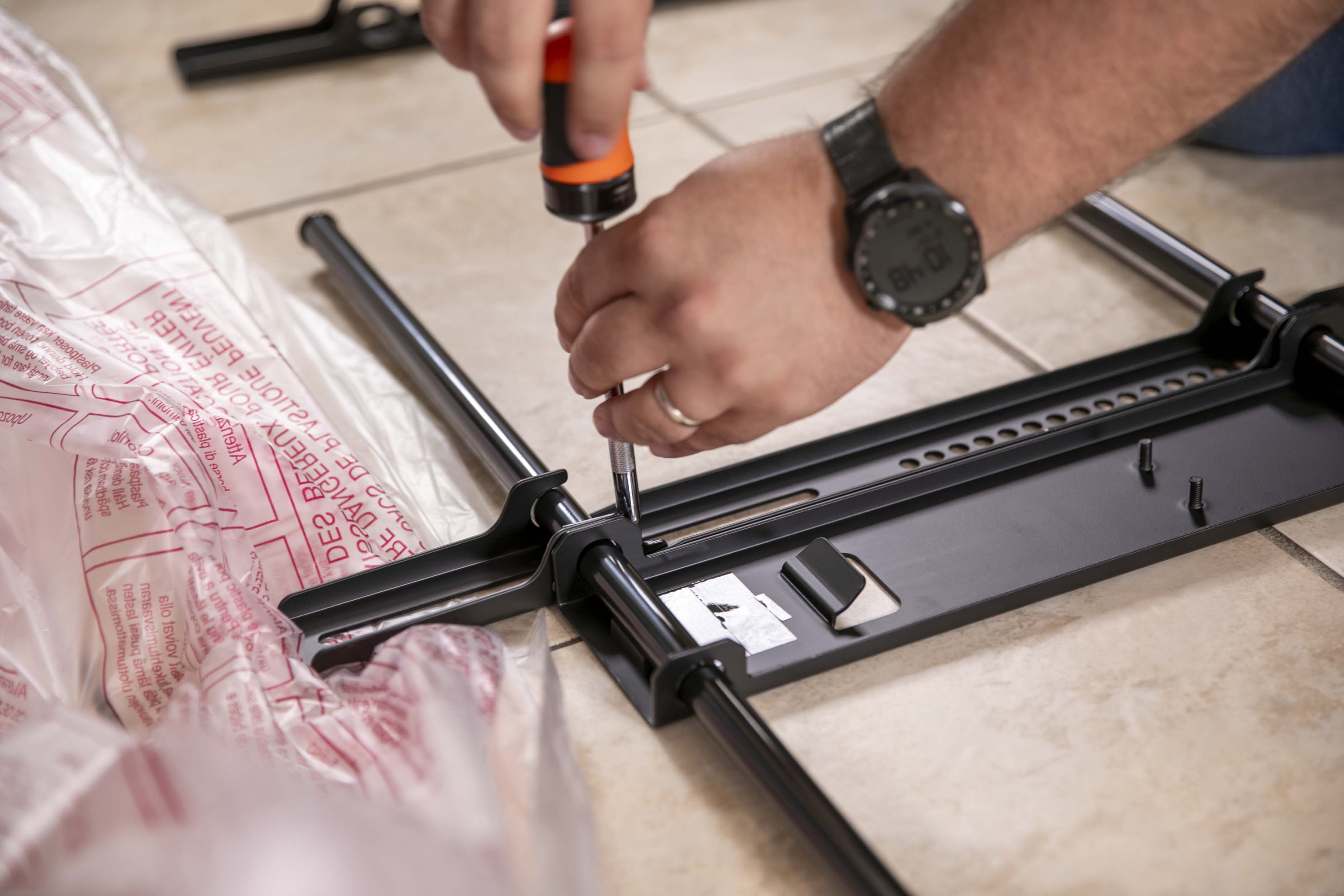 FULL MOTION ARTICULATING TV WALL MOUNT FOR 42-90" TVS, EXTENDS 3.6-31" FROM WALL, HOLDS 150 LBS