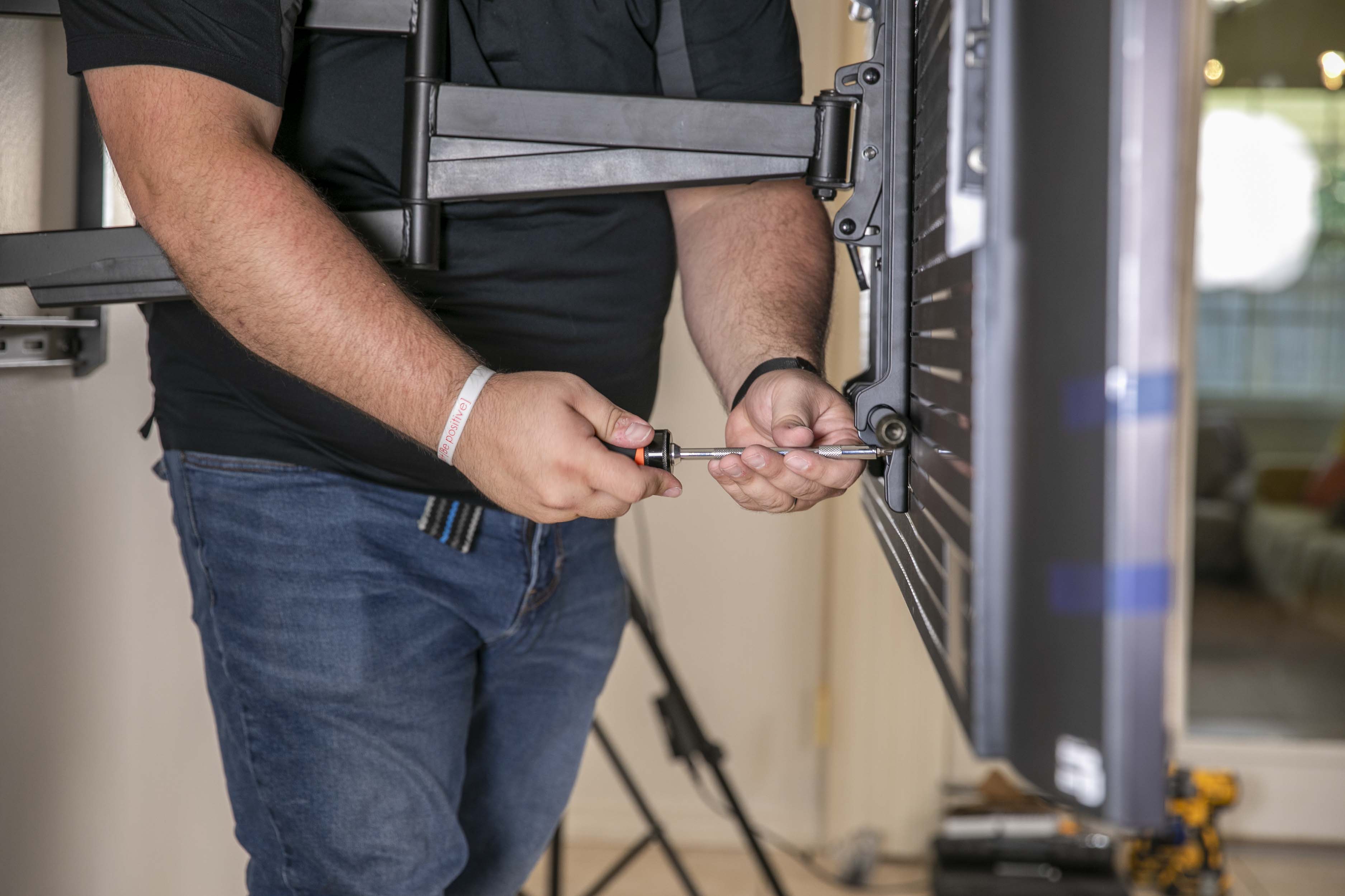 FULL MOTION ARTICULATING TV WALL MOUNT FOR 42-90" TVS, EXTENDS 3.6-31" FROM WALL, HOLDS 150 LBS