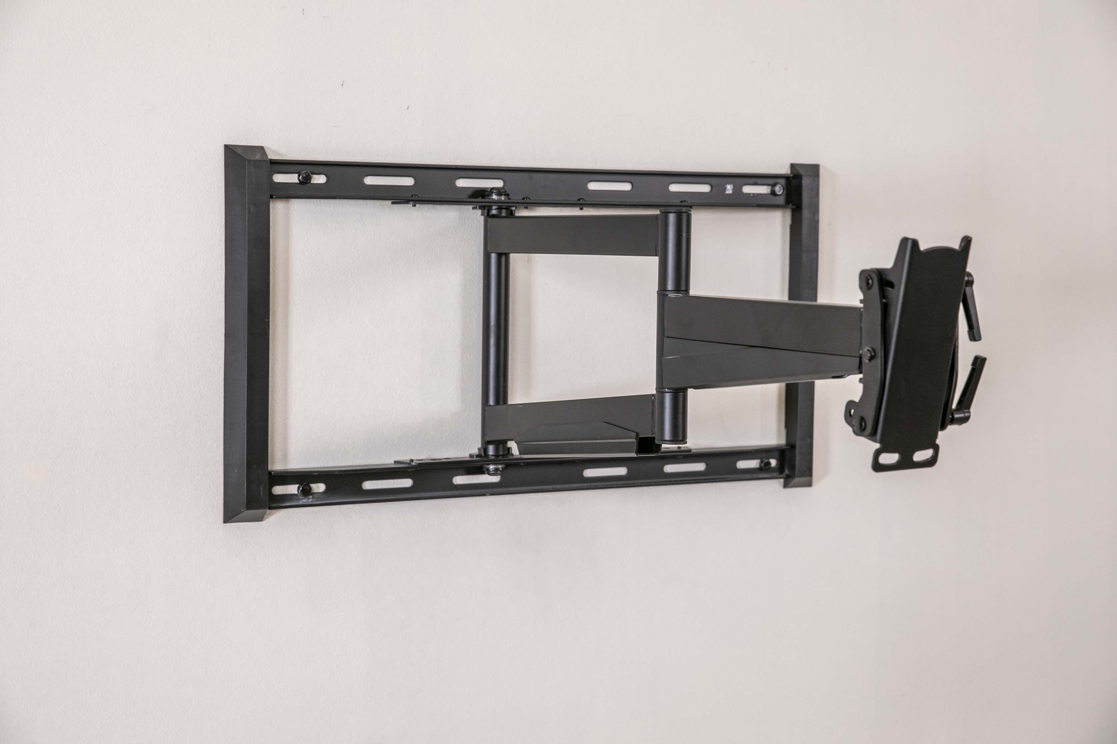 FULL MOTION ARTICULATING TV WALL MOUNT FOR 42-90" TVS, EXTENDS 3.6-31" FROM WALL, HOLDS 150 LBS