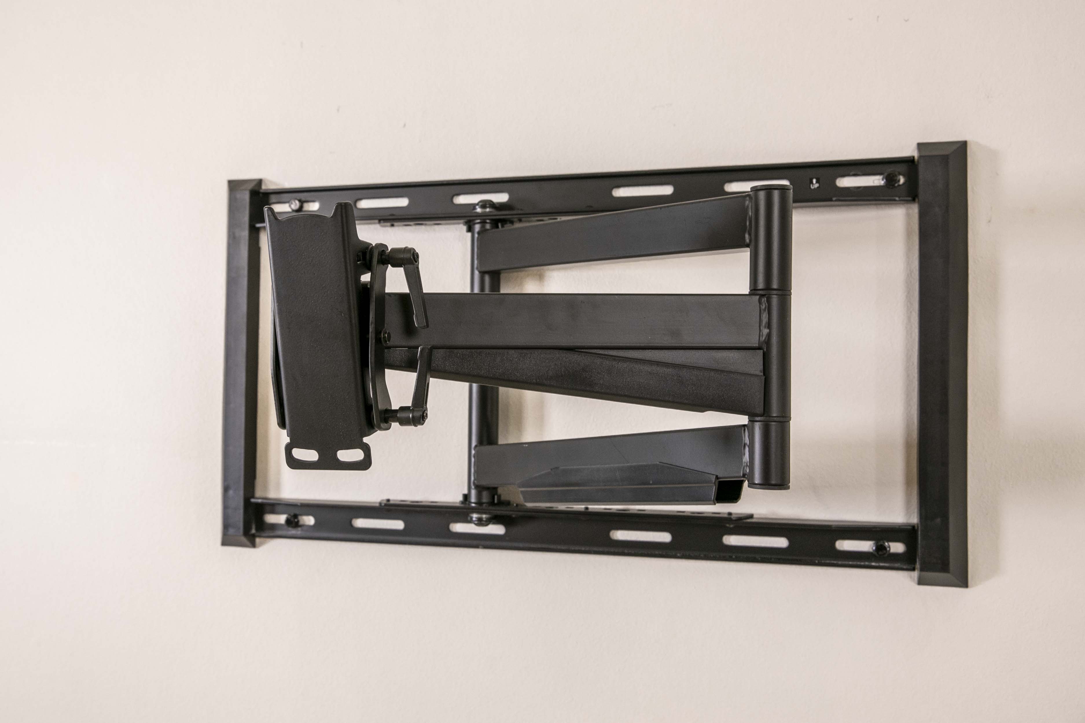 FULL MOTION ARTICULATING TV WALL MOUNT FOR 42-90" TVS, EXTENDS 3.6-31" FROM WALL, HOLDS 150 LBS