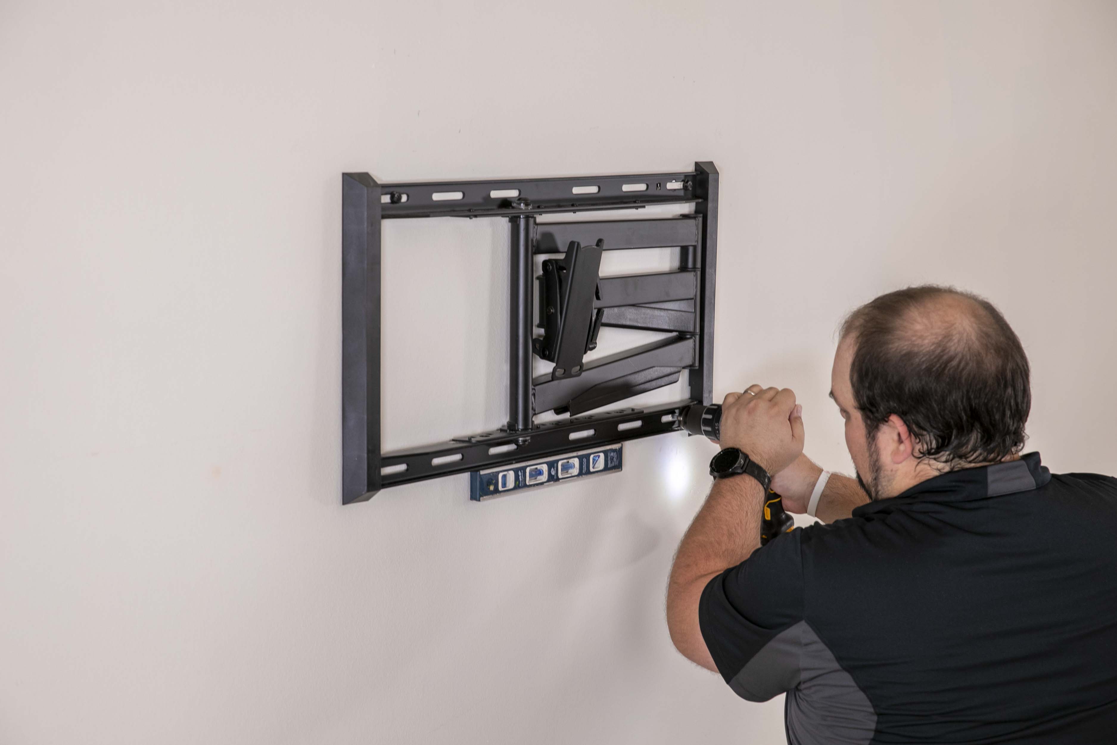 FULL MOTION ARTICULATING TV WALL MOUNT FOR 42-90" TVS, EXTENDS 3.6-31" FROM WALL, HOLDS 150 LBS