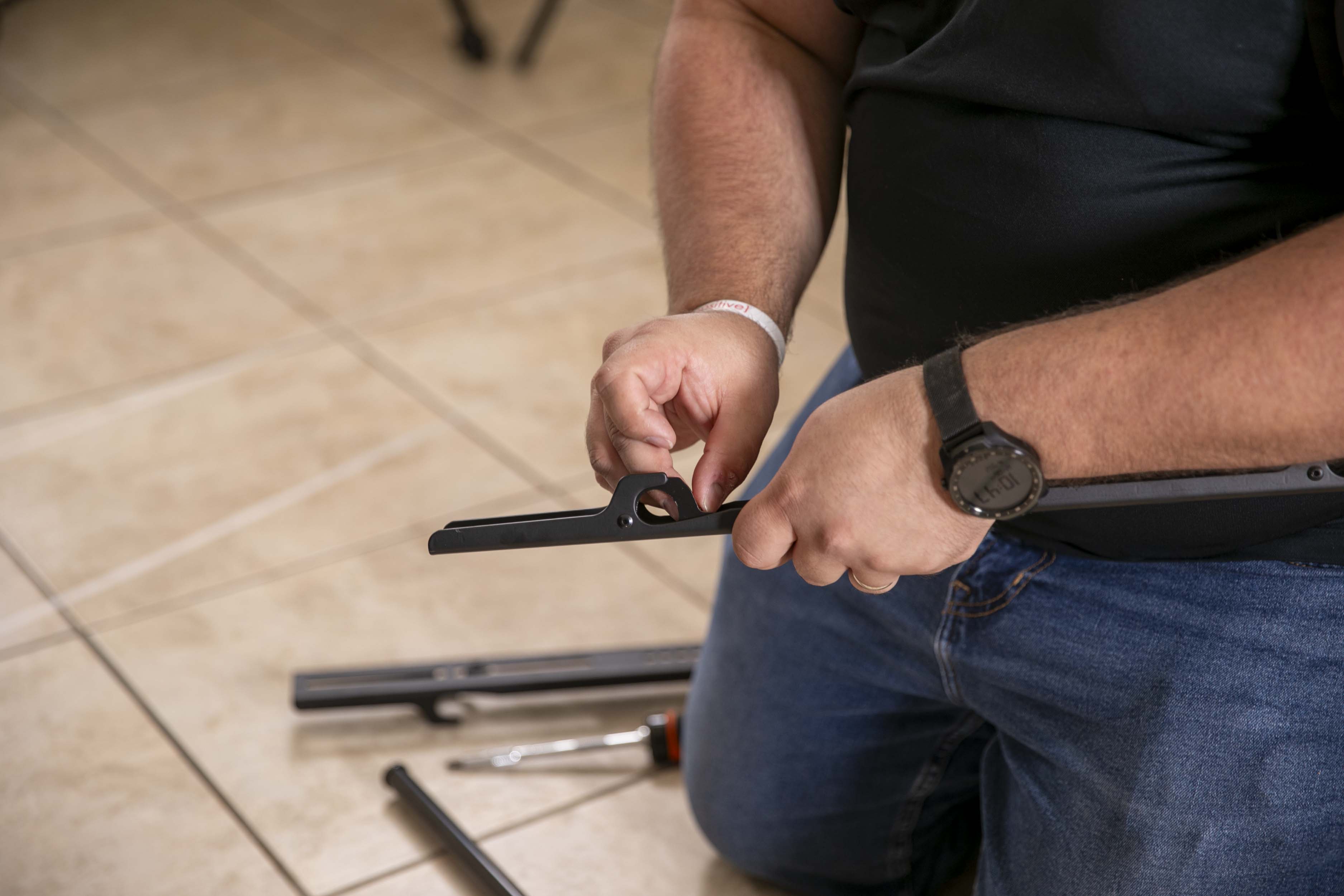 FULL MOTION ARTICULATING TV WALL MOUNT FOR 42-90" TVS, EXTENDS 3.6-31" FROM WALL, HOLDS 150 LBS