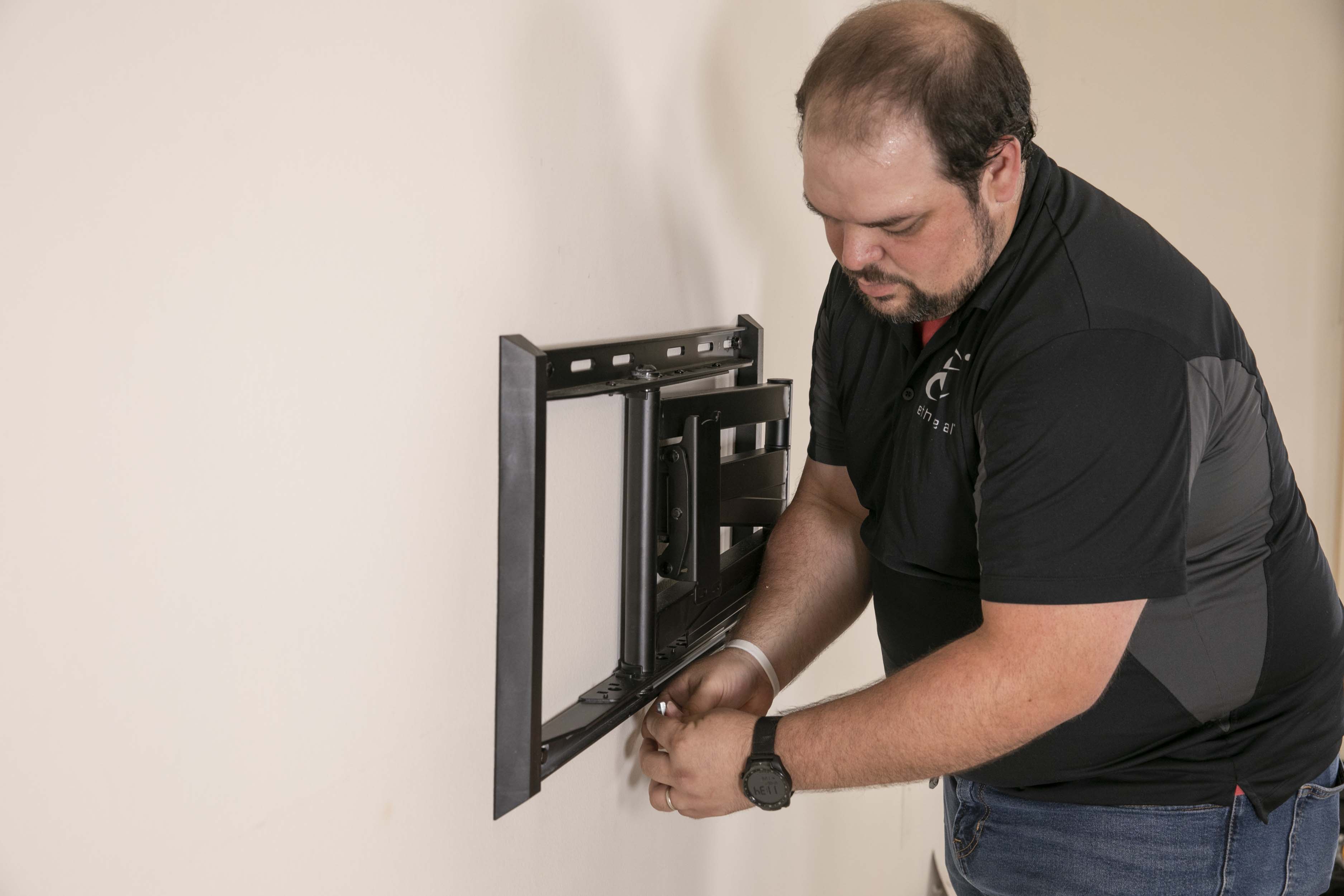 FULL MOTION ARTICULATING TV WALL MOUNT FOR 42-90" TVS, EXTENDS 3.6-31" FROM WALL, HOLDS 150 LBS