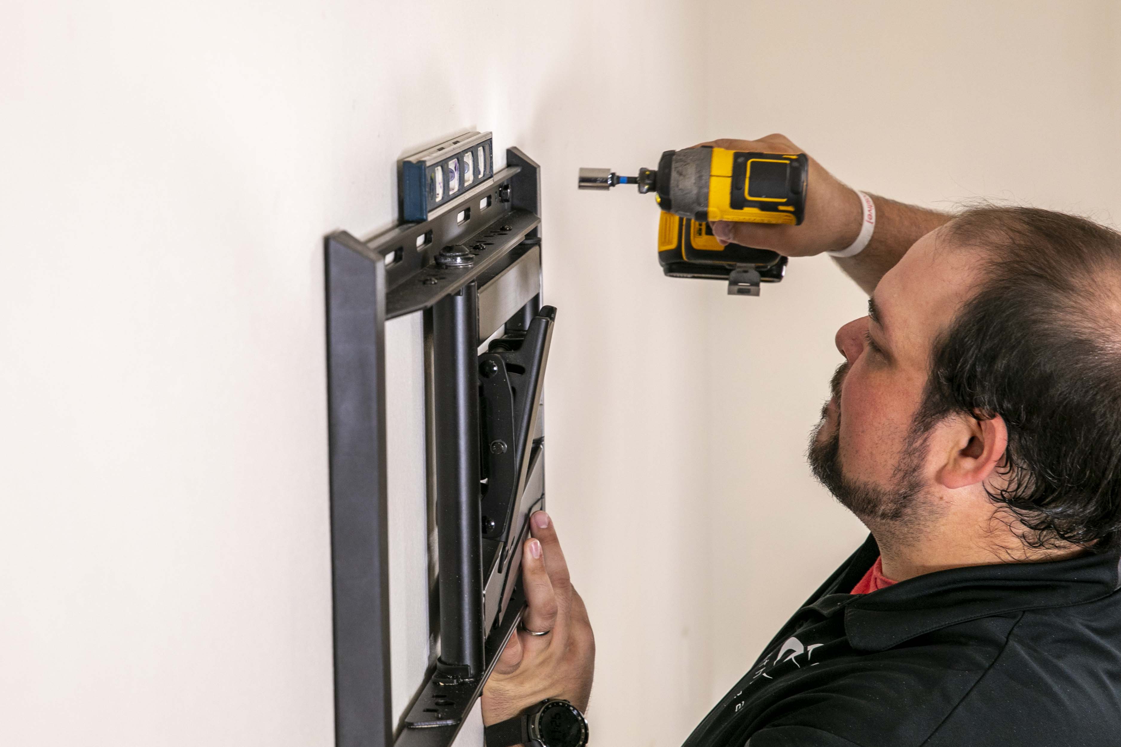 FULL MOTION ARTICULATING TV WALL MOUNT FOR 42-90" TVS, EXTENDS 3.6-31" FROM WALL, HOLDS 150 LBS