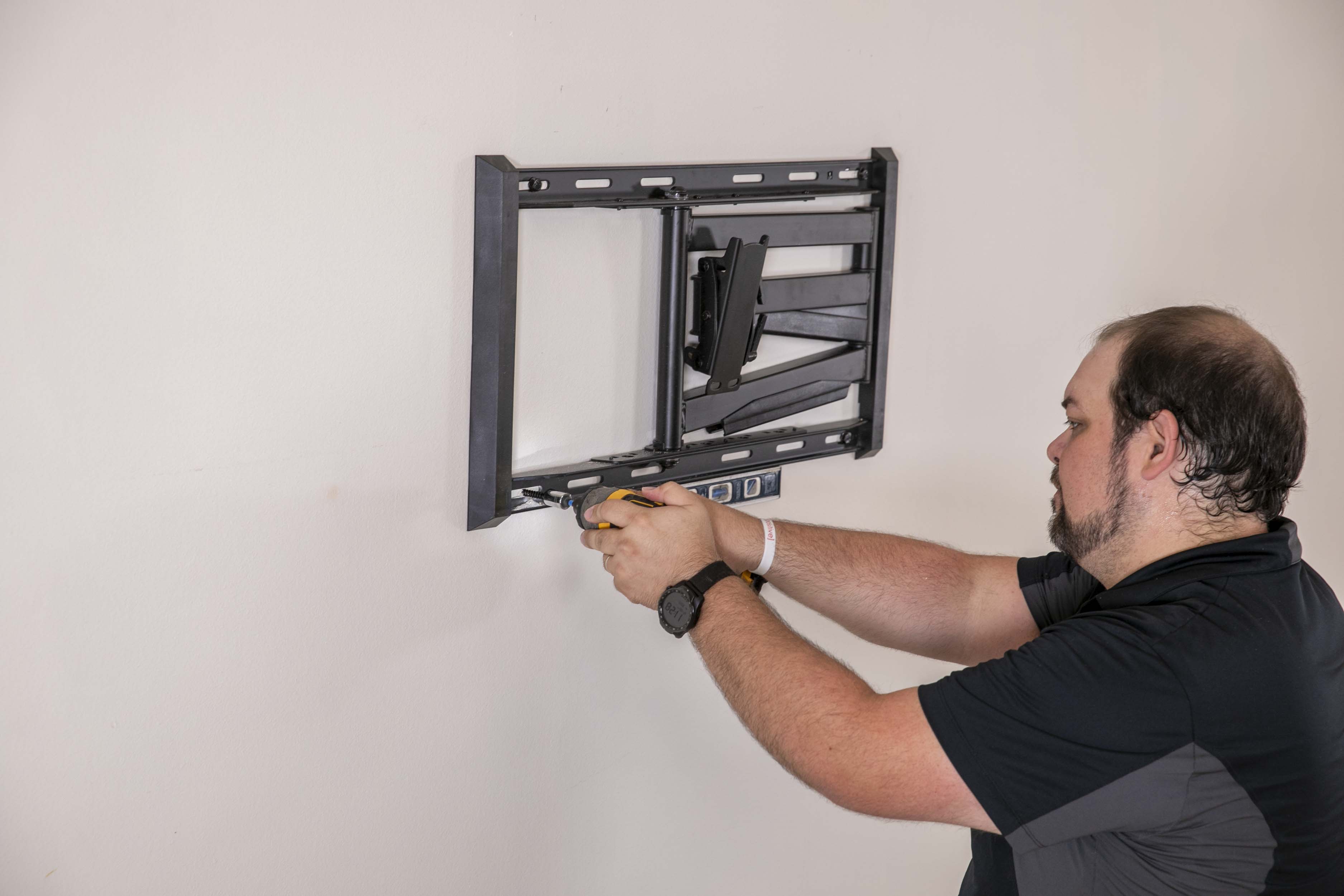 FULL MOTION ARTICULATING TV WALL MOUNT FOR 42-90" TVS, EXTENDS 3.6-31" FROM WALL, HOLDS 150 LBS