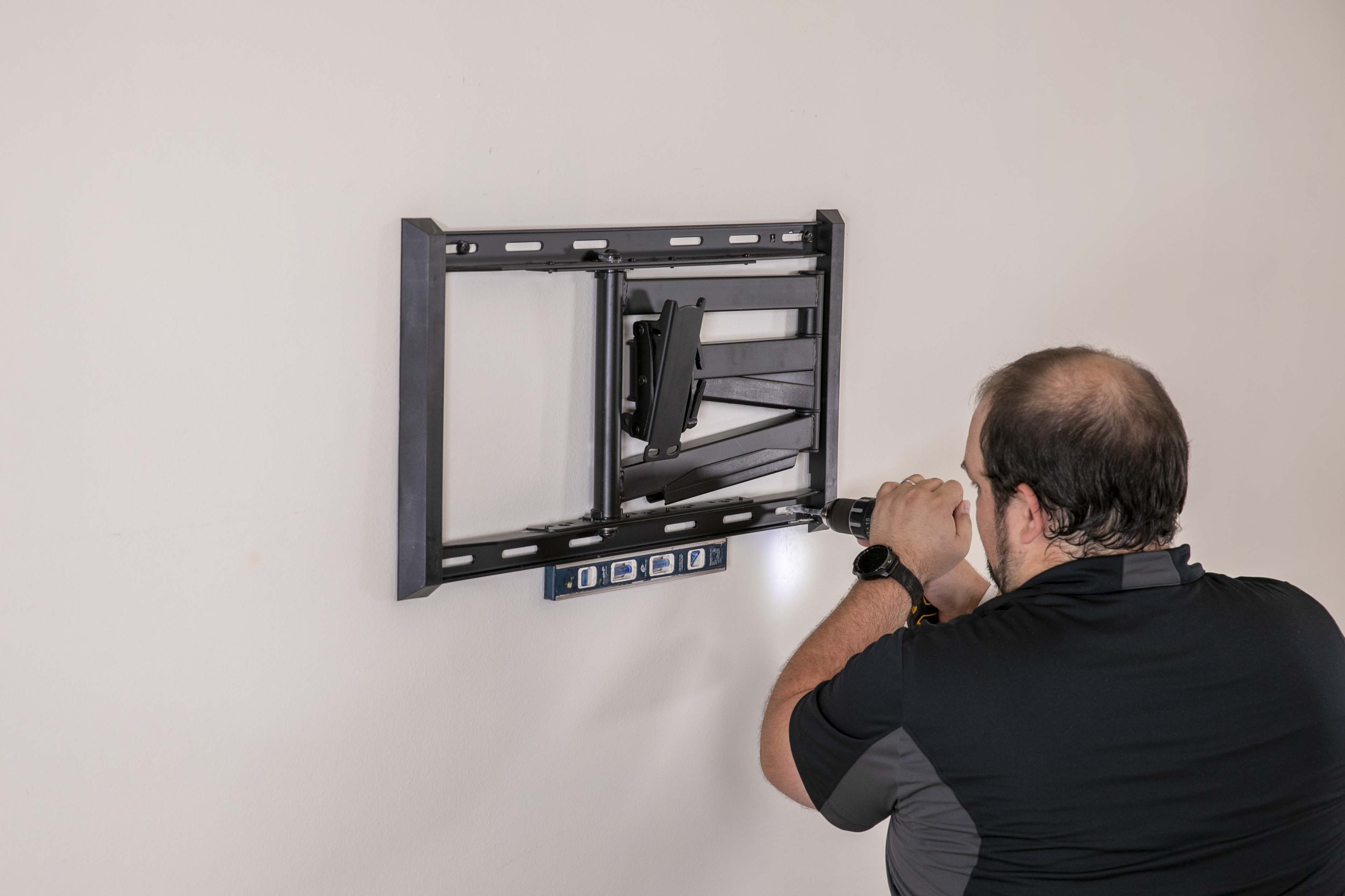 FULL MOTION ARTICULATING TV WALL MOUNT FOR 42-90" TVS, EXTENDS 3.6-31" FROM WALL, HOLDS 150 LBS
