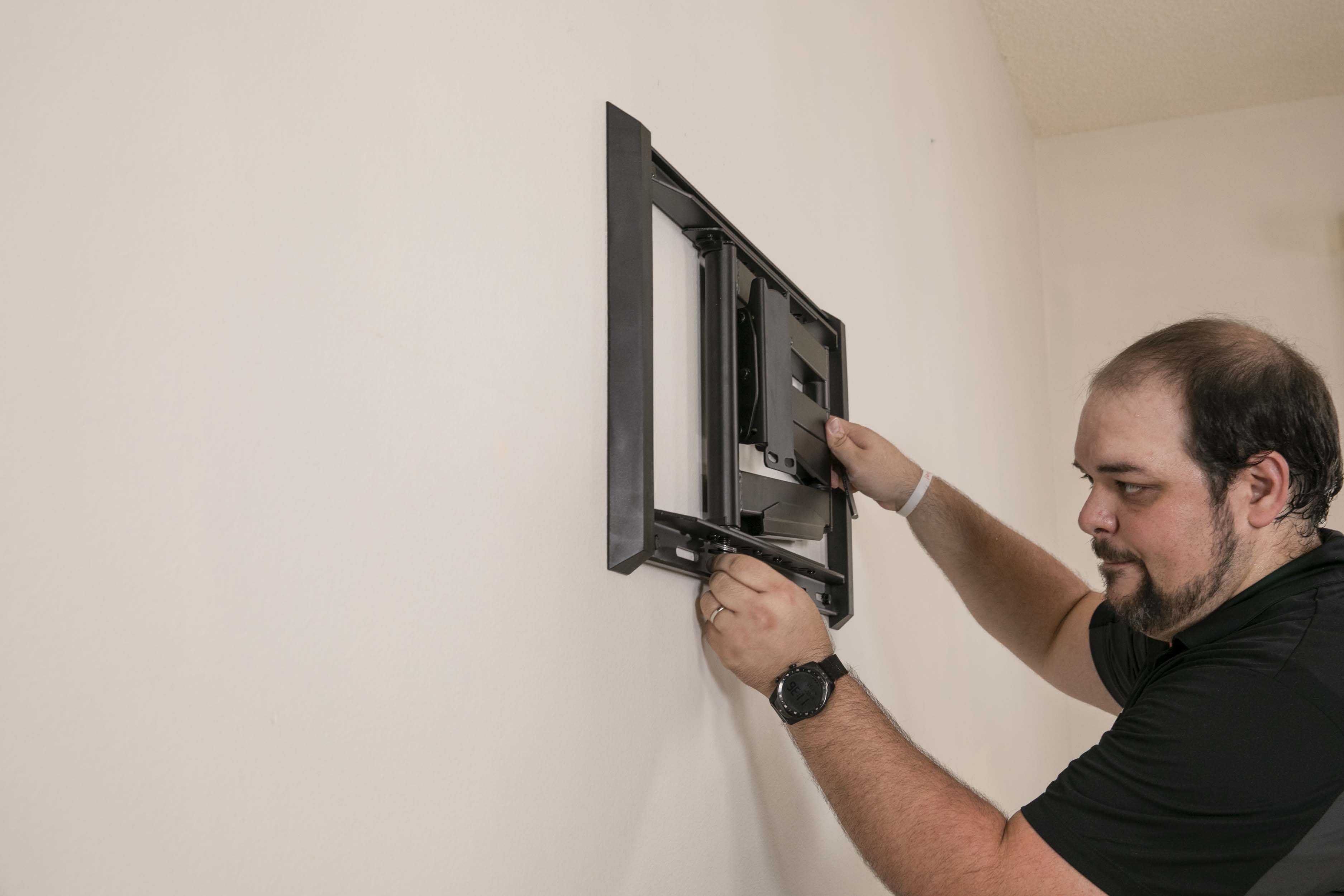 FULL MOTION ARTICULATING TV WALL MOUNT FOR 42-90" TVS, EXTENDS 3.6-31" FROM WALL, HOLDS 150 LBS