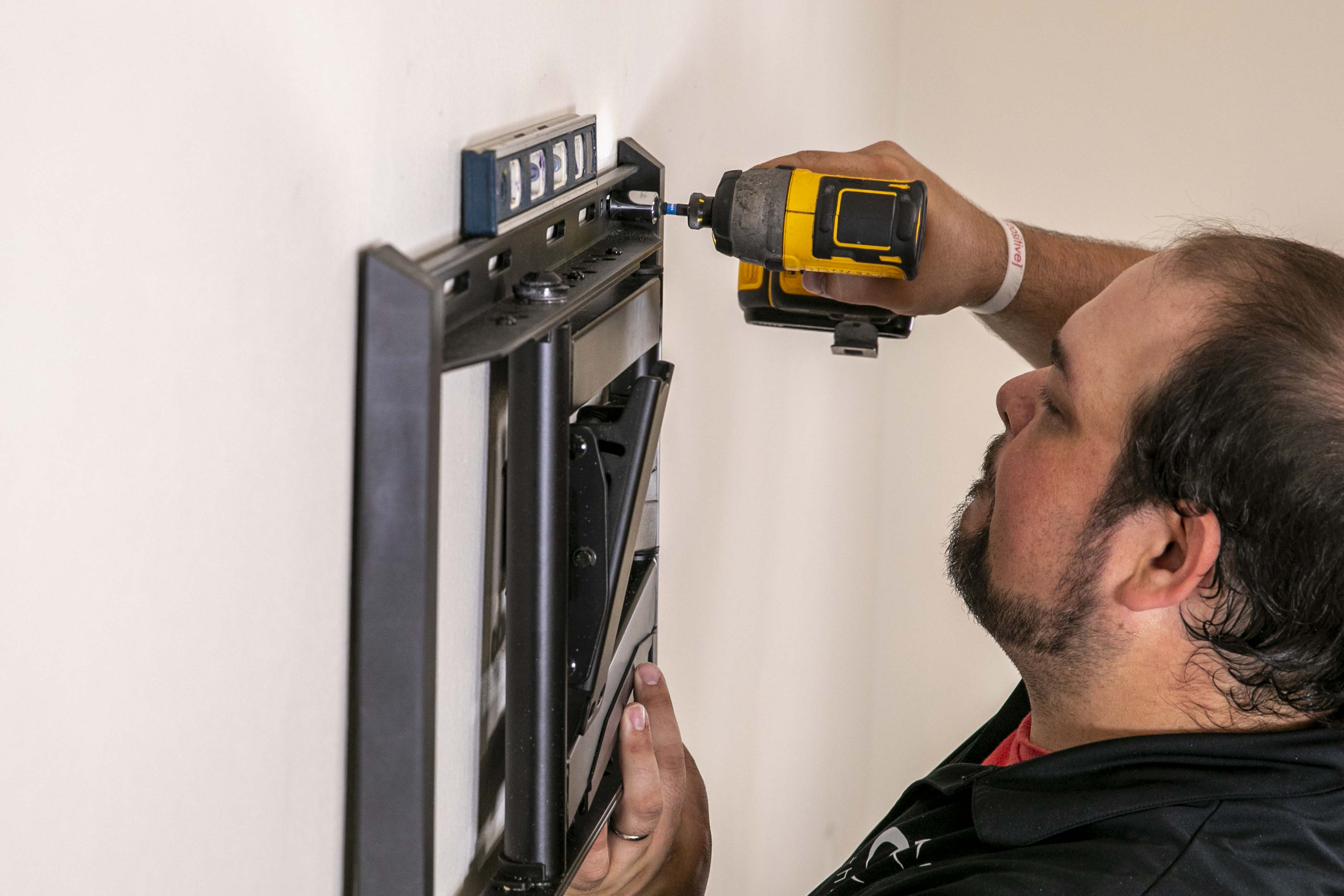 FULL MOTION ARTICULATING TV WALL MOUNT FOR 42-90" TVS, EXTENDS 3.6-31" FROM WALL, HOLDS 150 LBS