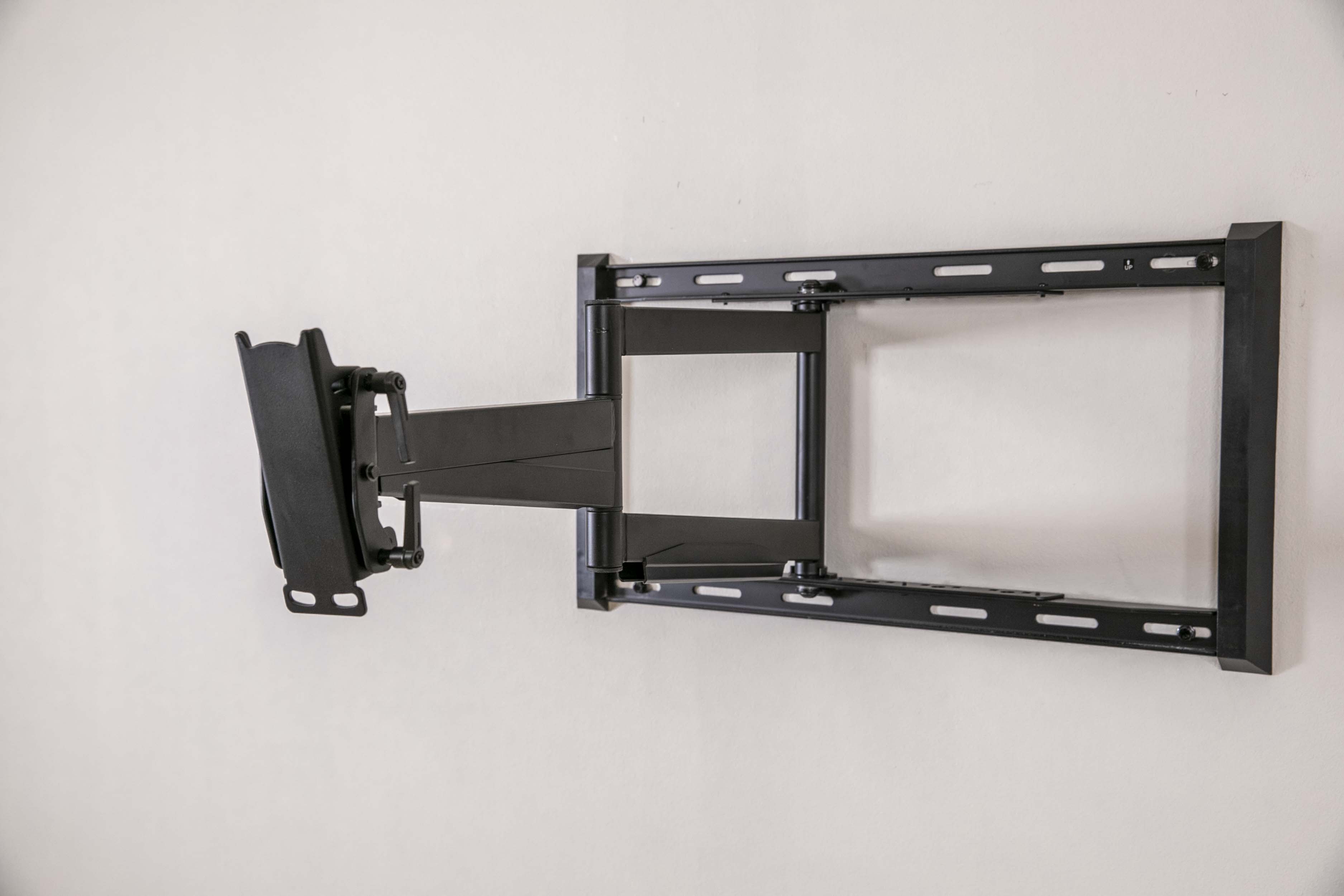 FULL MOTION ARTICULATING TV WALL MOUNT FOR 42-90" TVS, EXTENDS 3.6-31" FROM WALL, HOLDS 150 LBS