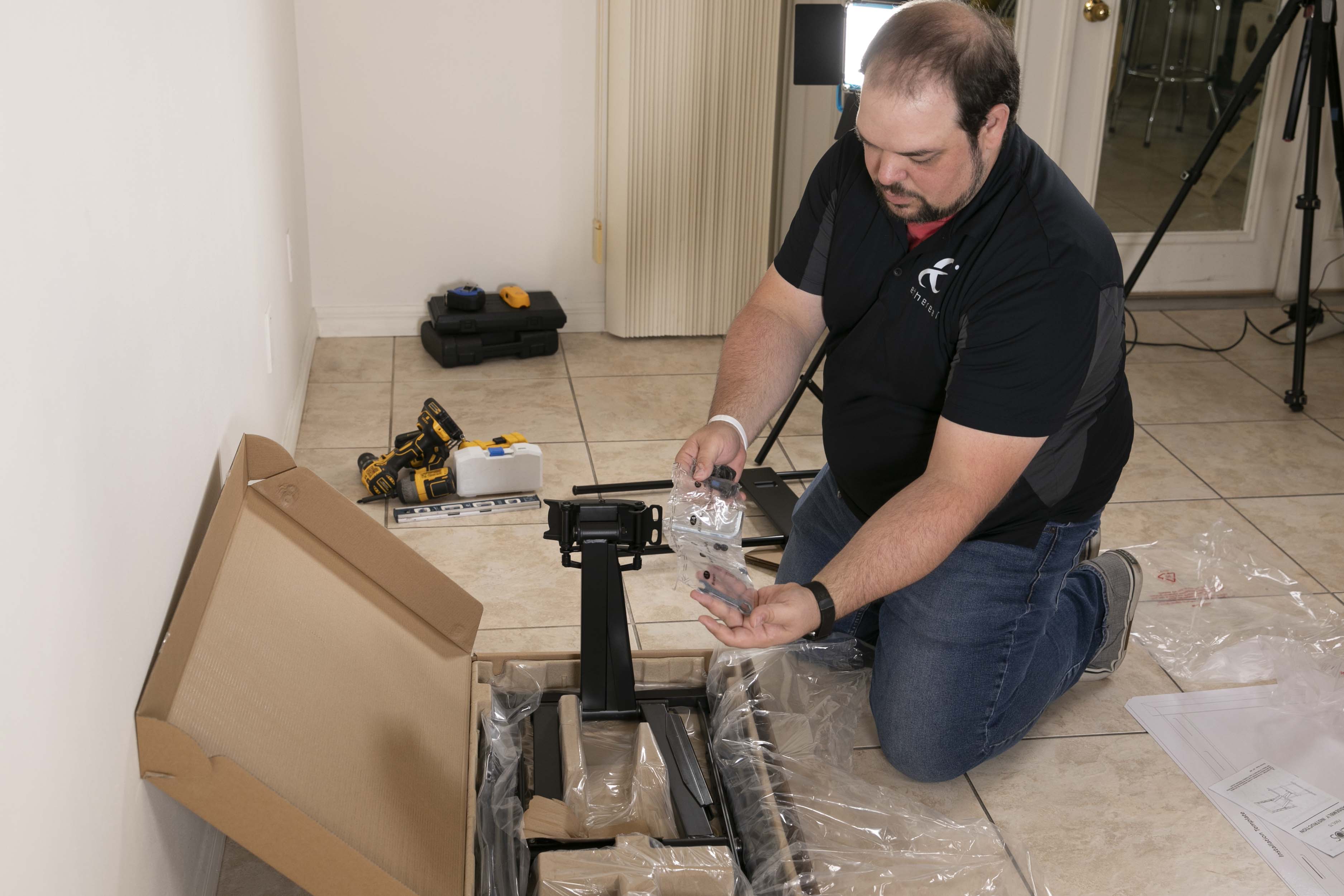 FULL MOTION ARTICULATING TV WALL MOUNT FOR 42-90" TVS, EXTENDS 3.6-31" FROM WALL, HOLDS 150 LBS