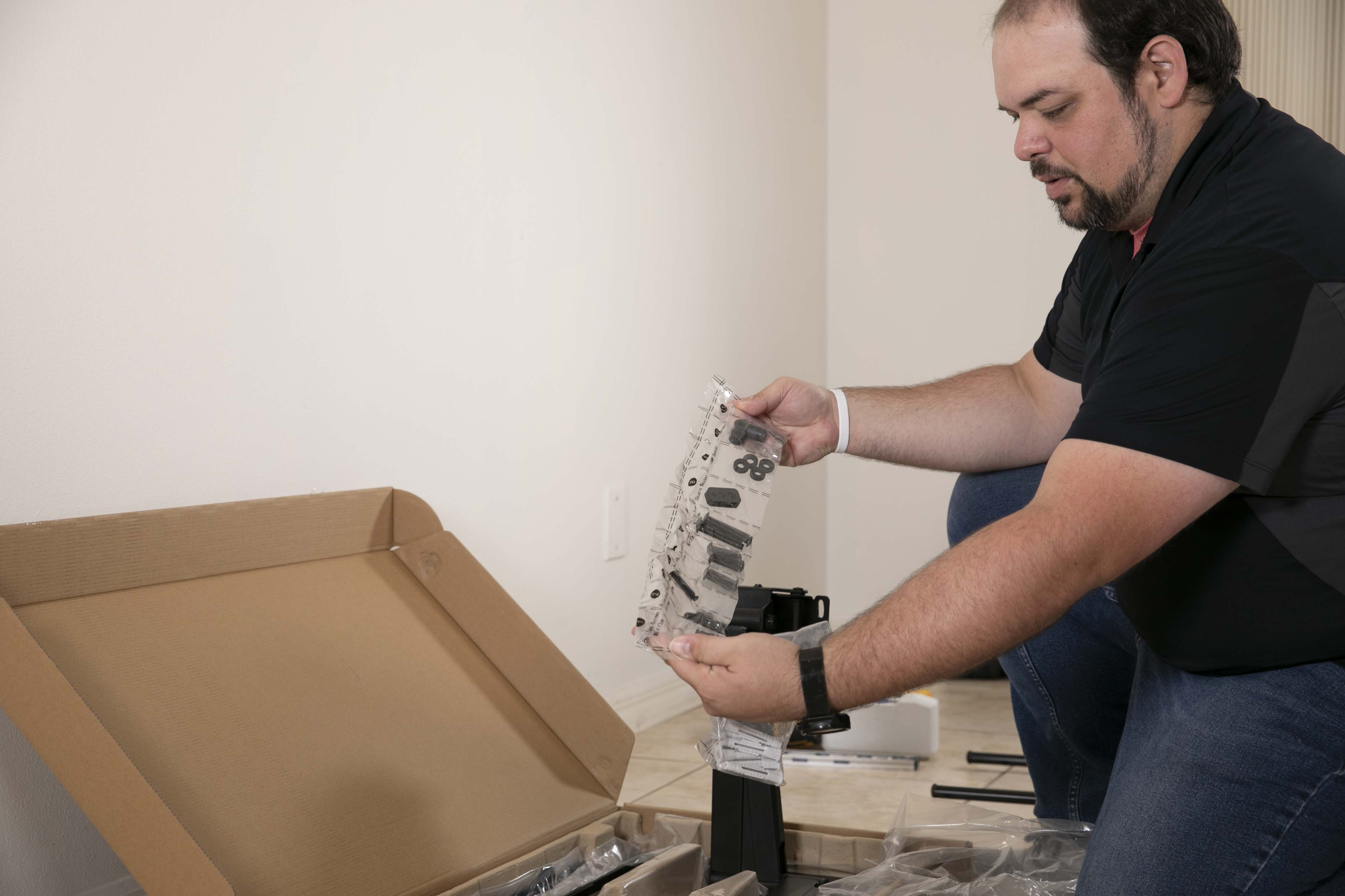 FULL MOTION ARTICULATING TV WALL MOUNT FOR 42-90" TVS, EXTENDS 3.6-31" FROM WALL, HOLDS 150 LBS