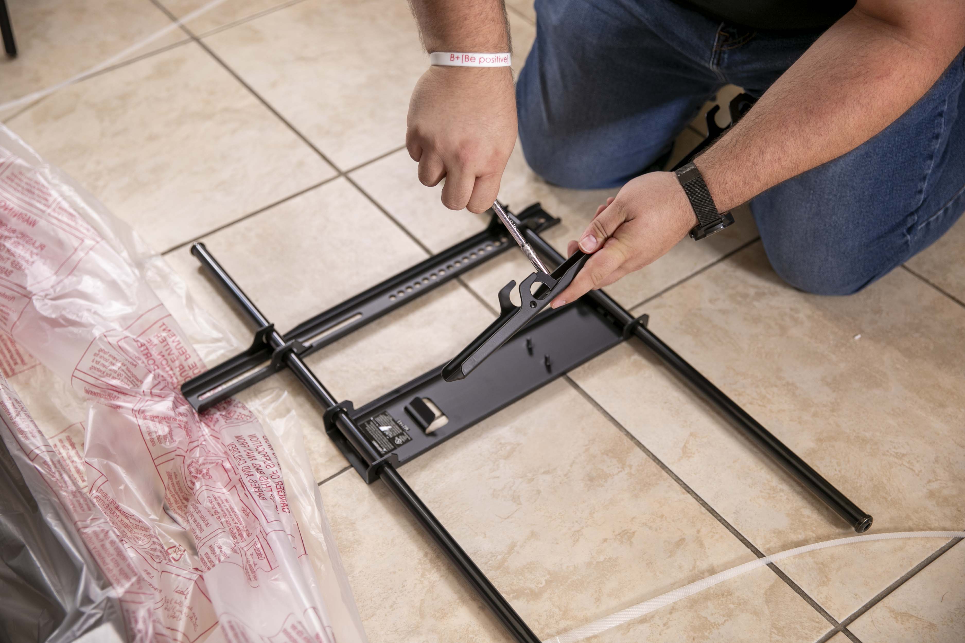 FULL MOTION ARTICULATING TV WALL MOUNT FOR 42-90" TVS, EXTENDS 3.6-31" FROM WALL, HOLDS 150 LBS