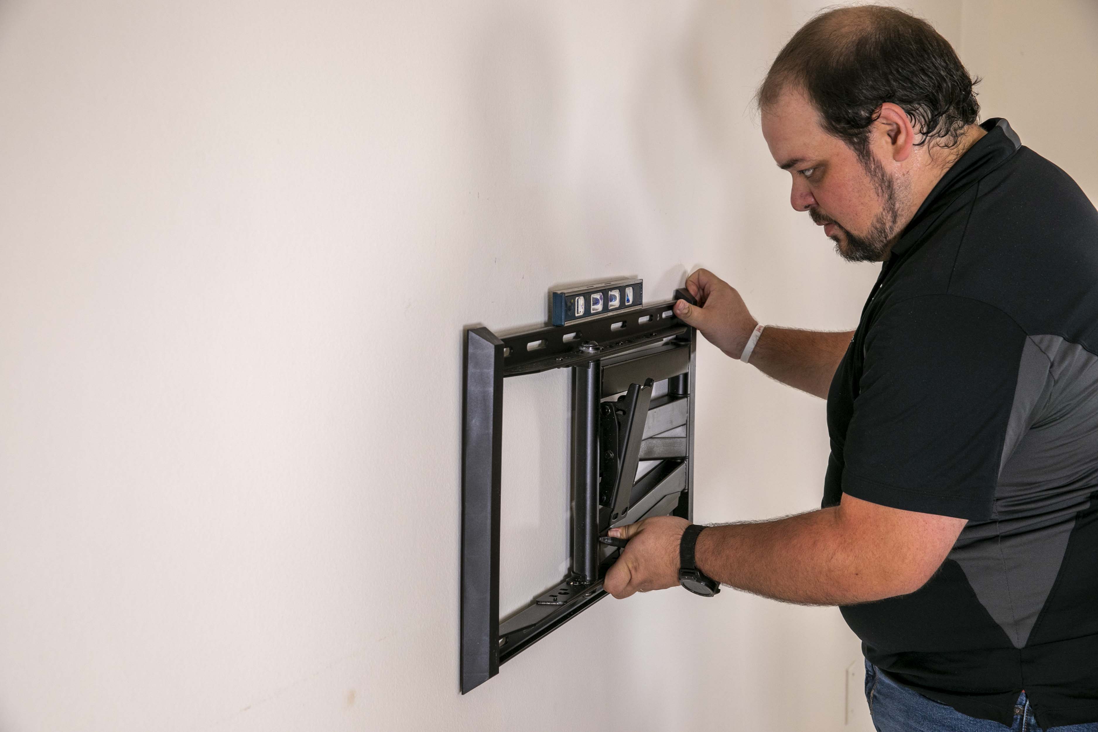 FULL MOTION ARTICULATING TV WALL MOUNT FOR 42-90" TVS, EXTENDS 3.6-31" FROM WALL, HOLDS 150 LBS