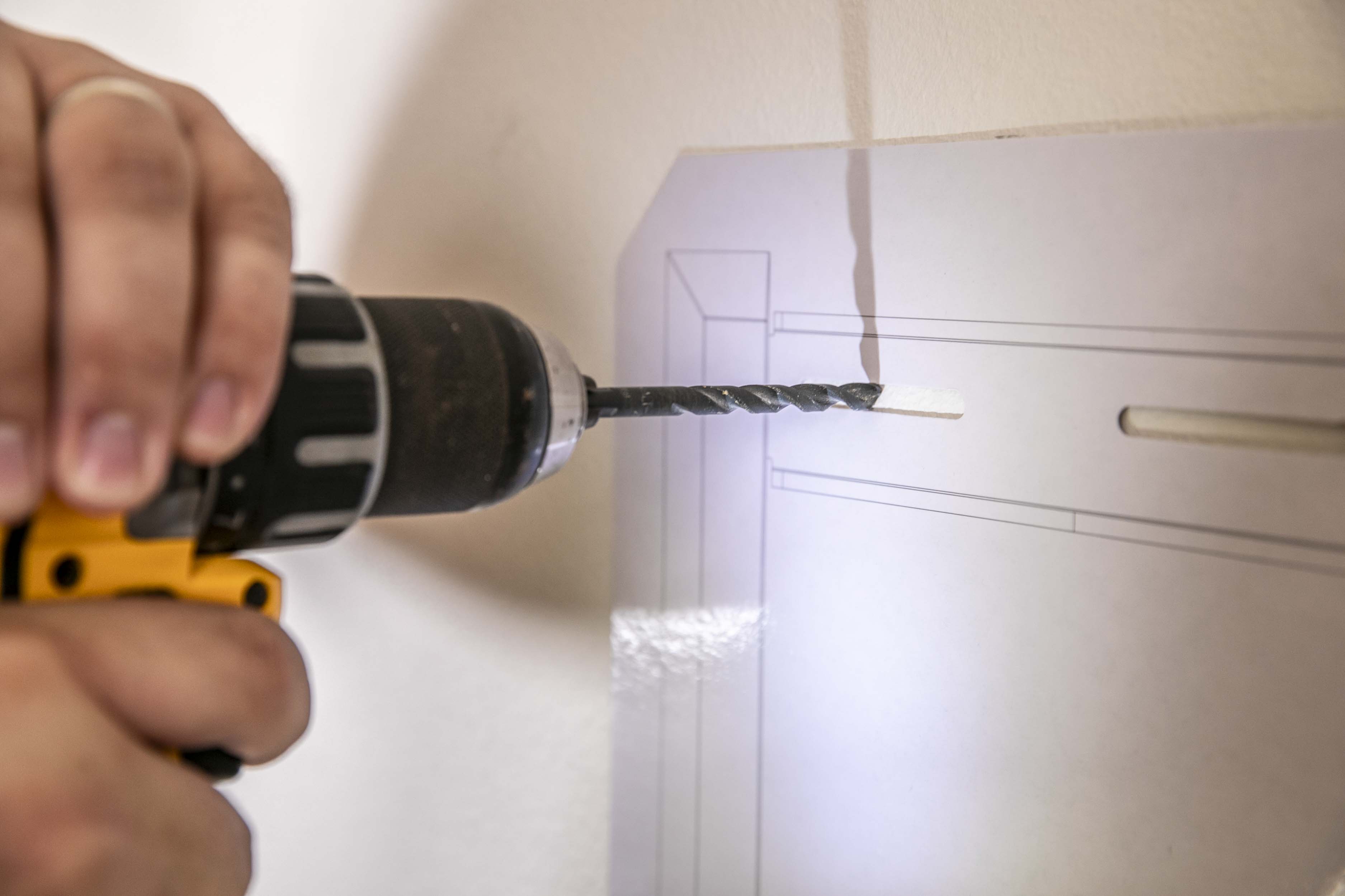 FULL MOTION ARTICULATING TV WALL MOUNT FOR 42-90" TVS, EXTENDS 3.6-31" FROM WALL, HOLDS 150 LBS