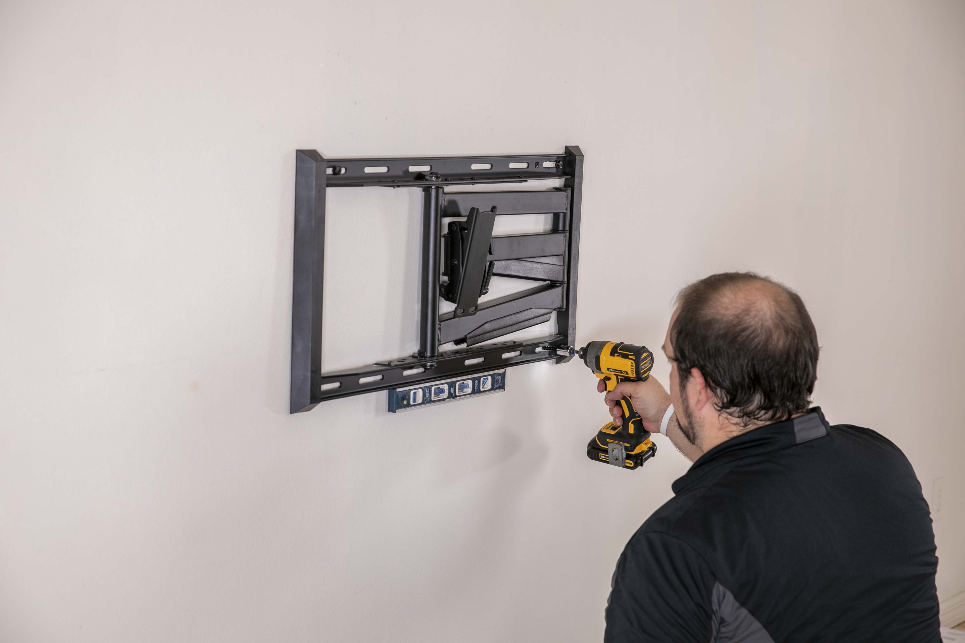 FULL MOTION ARTICULATING TV WALL MOUNT FOR 42-90" TVS, EXTENDS 3.6-31" FROM WALL, HOLDS 150 LBS
