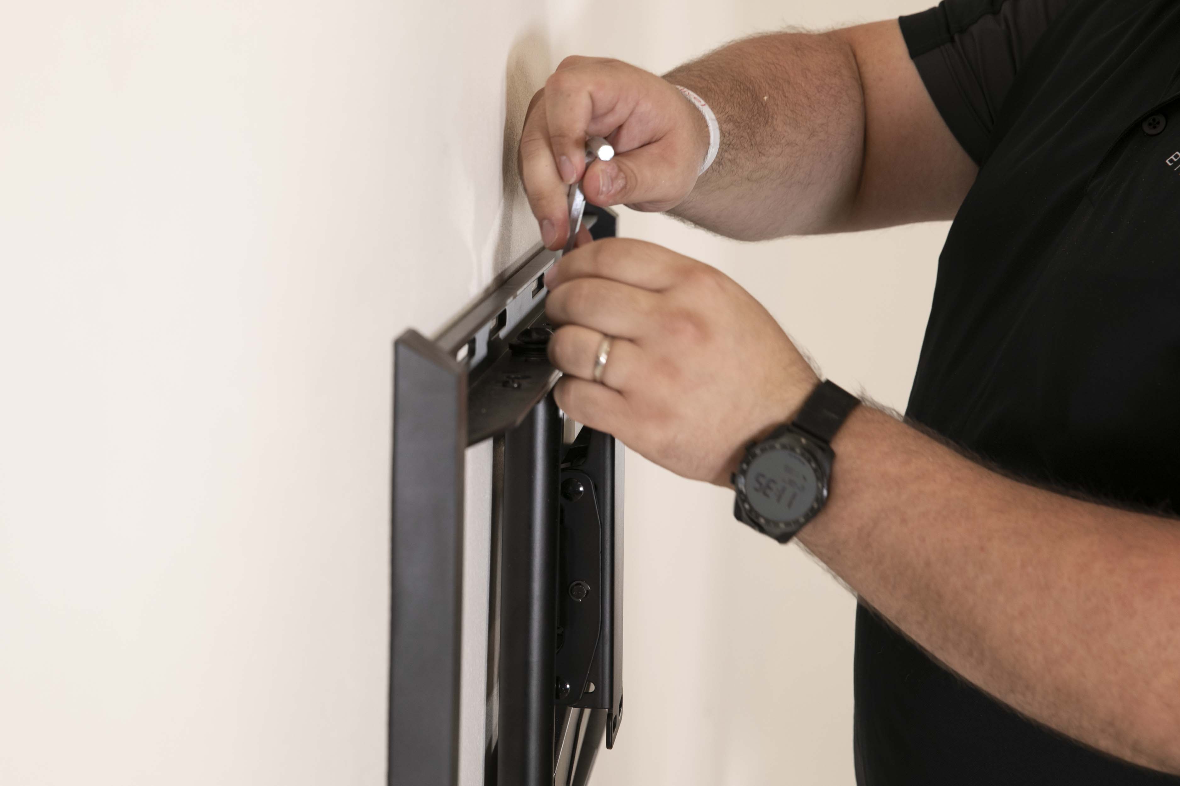 FULL MOTION ARTICULATING TV WALL MOUNT FOR 42-90" TVS, EXTENDS 3.6-31" FROM WALL, HOLDS 150 LBS