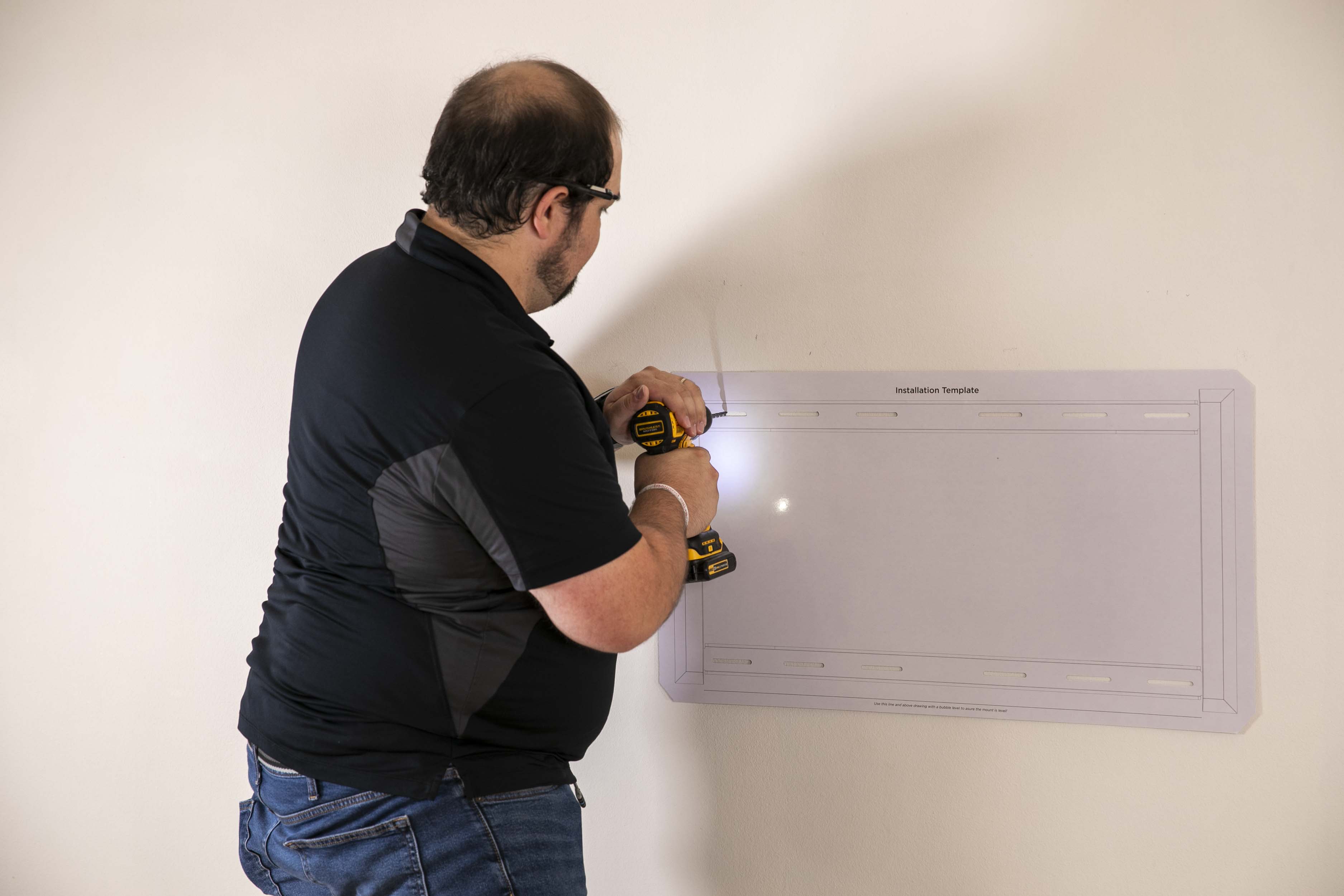 FULL MOTION ARTICULATING TV WALL MOUNT FOR 42-90" TVS, EXTENDS 3.6-31" FROM WALL, HOLDS 150 LBS