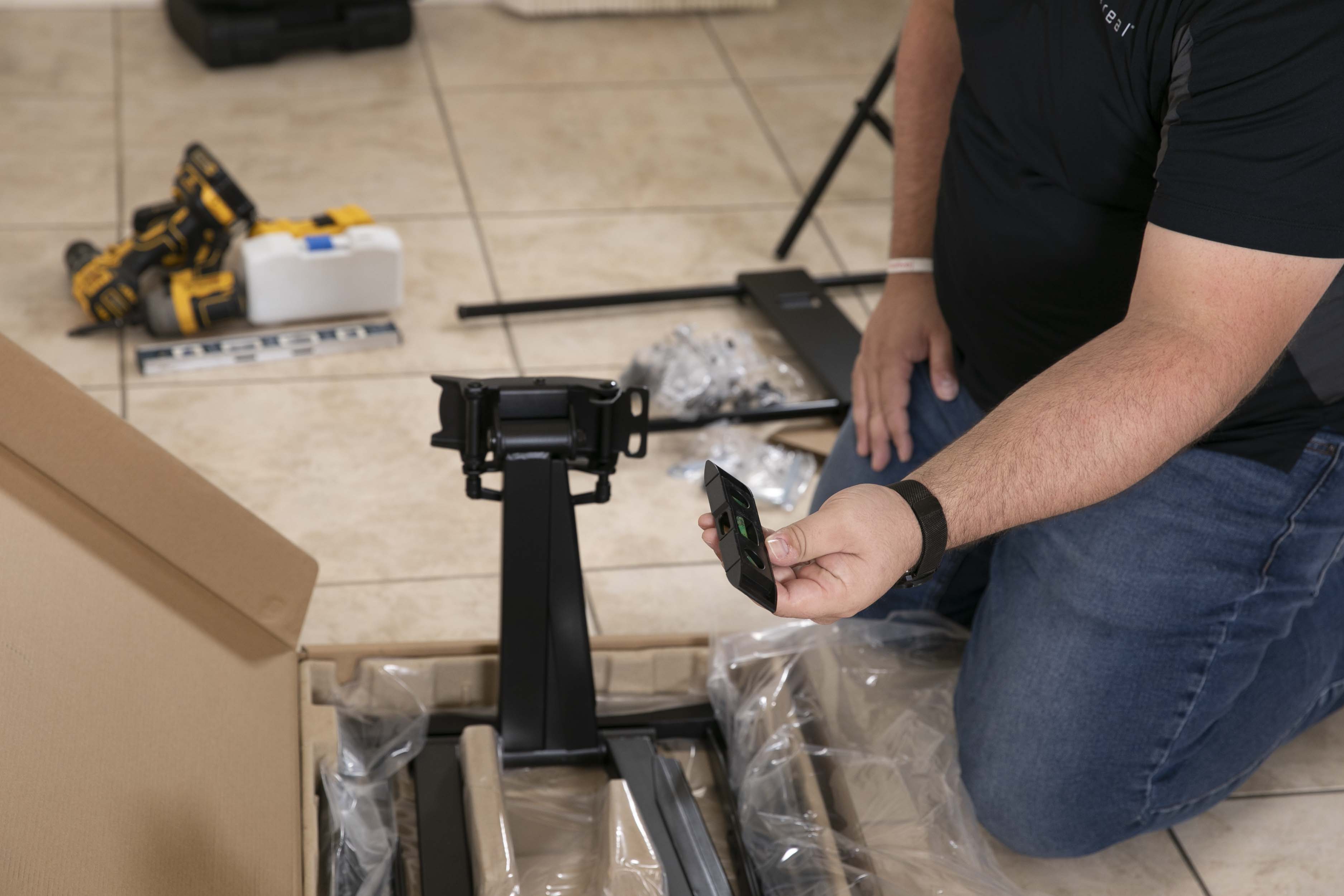 FULL MOTION ARTICULATING TV WALL MOUNT FOR 42-90" TVS, EXTENDS 3.6-31" FROM WALL, HOLDS 150 LBS