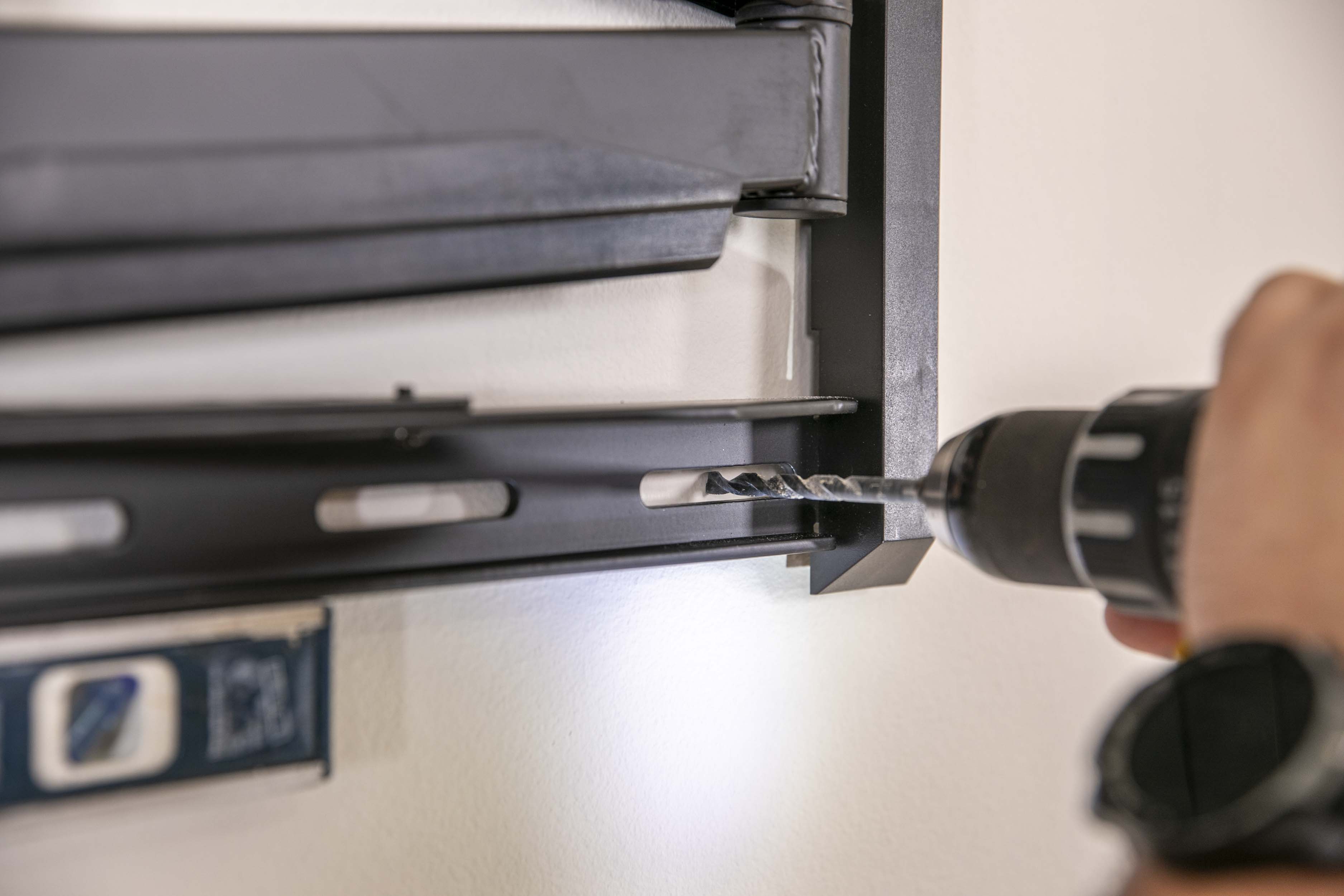 FULL MOTION ARTICULATING TV WALL MOUNT FOR 42-90" TVS, EXTENDS 3.6-31" FROM WALL, HOLDS 150 LBS