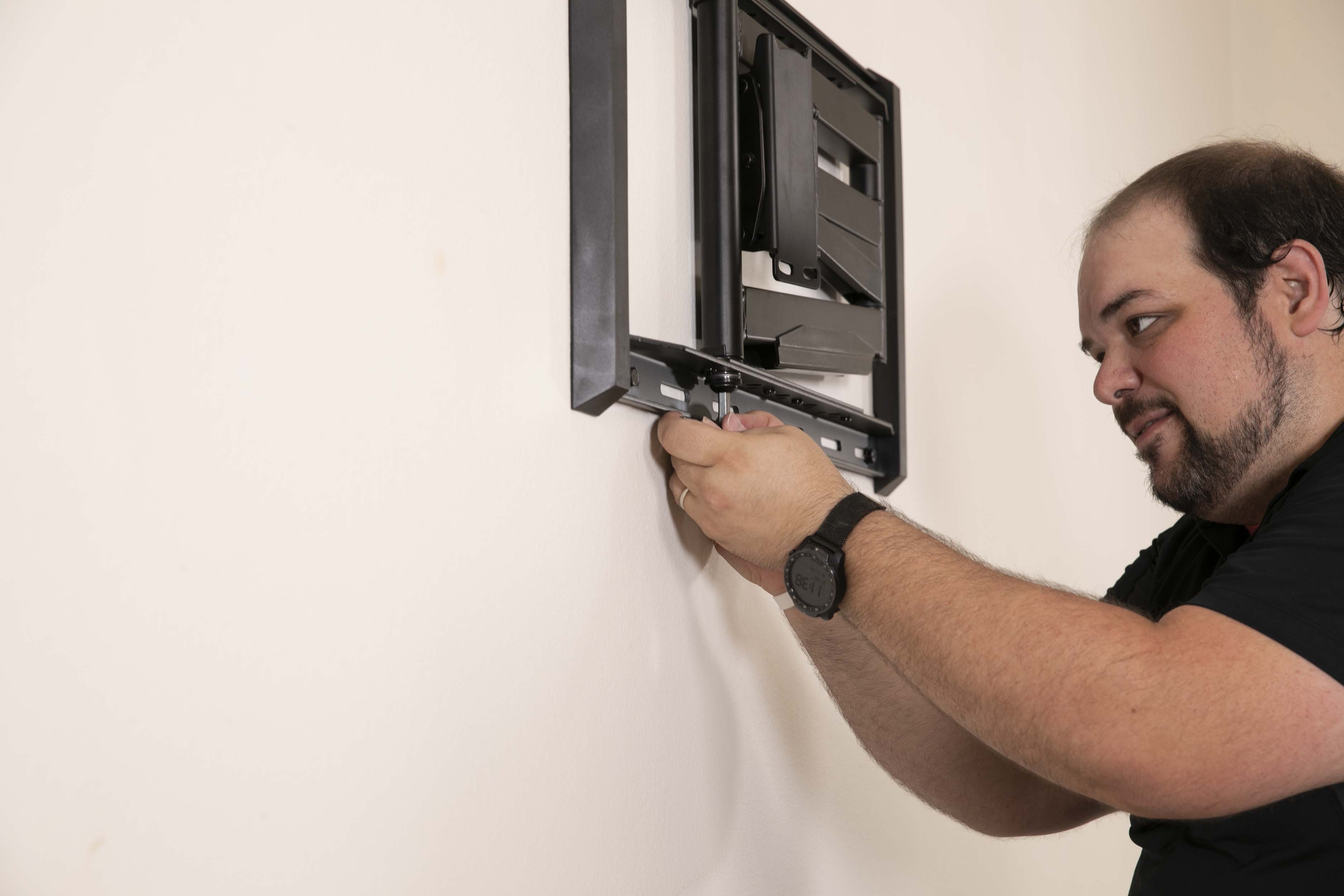 FULL MOTION ARTICULATING TV WALL MOUNT FOR 42-90" TVS, EXTENDS 3.6-31" FROM WALL, HOLDS 150 LBS