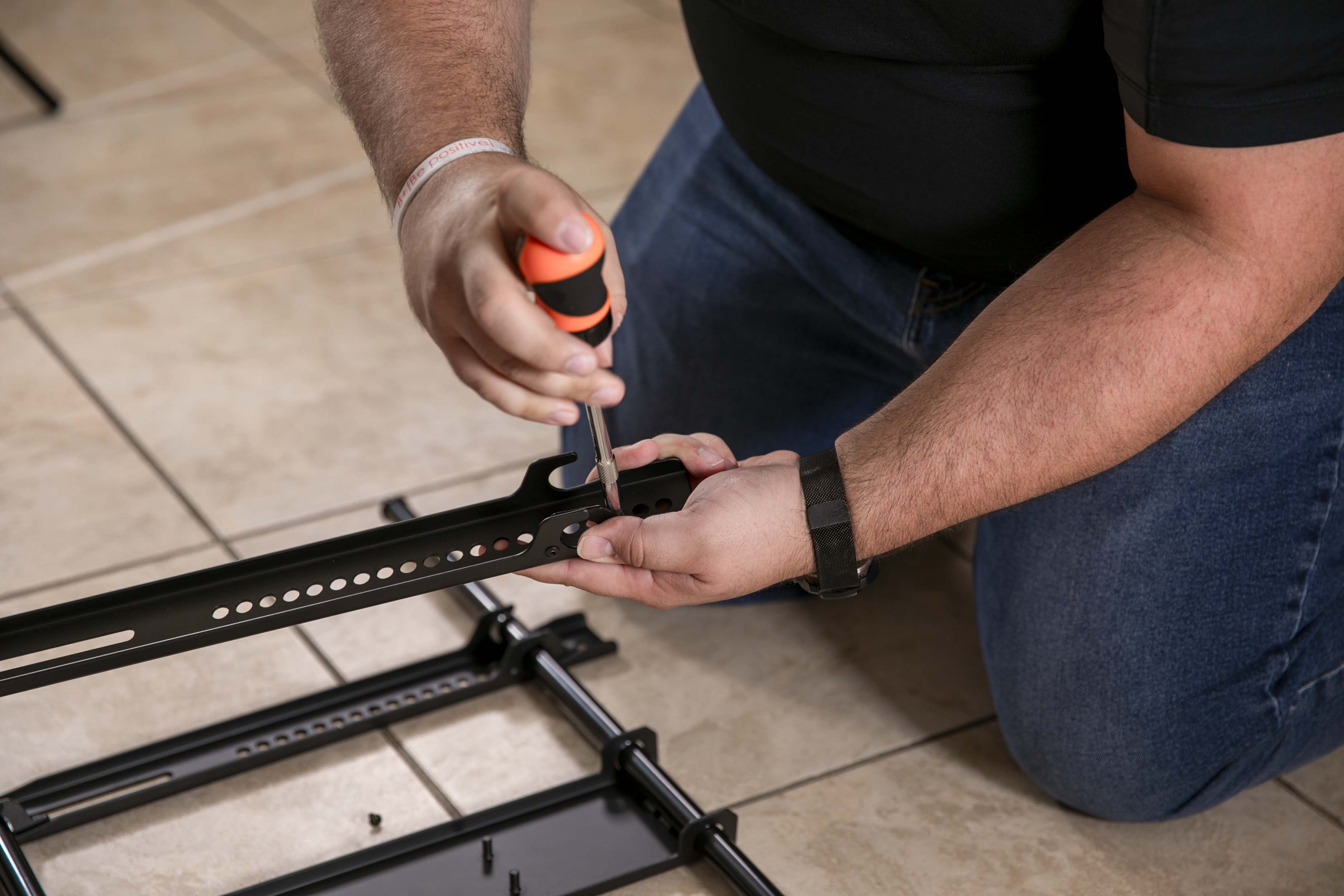 FULL MOTION ARTICULATING TV WALL MOUNT FOR 42-90" TVS, EXTENDS 3.6-31" FROM WALL, HOLDS 150 LBS