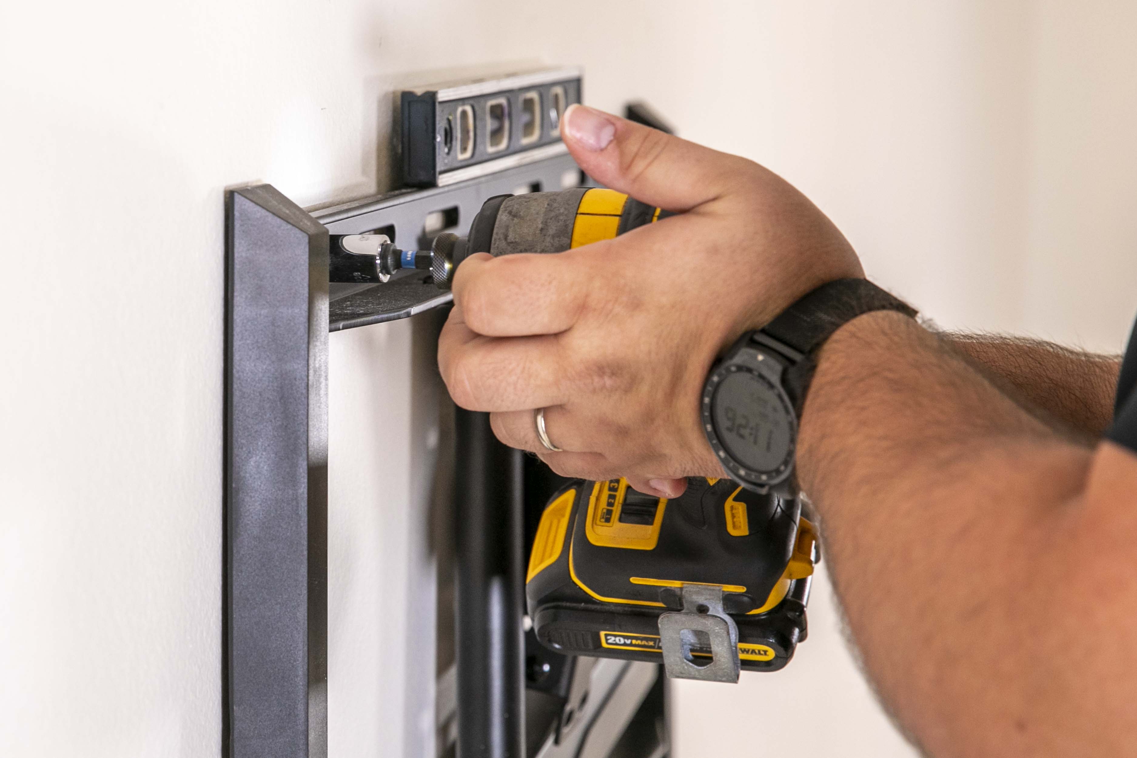 FULL MOTION ARTICULATING TV WALL MOUNT FOR 42-90" TVS, EXTENDS 3.6-31" FROM WALL, HOLDS 150 LBS