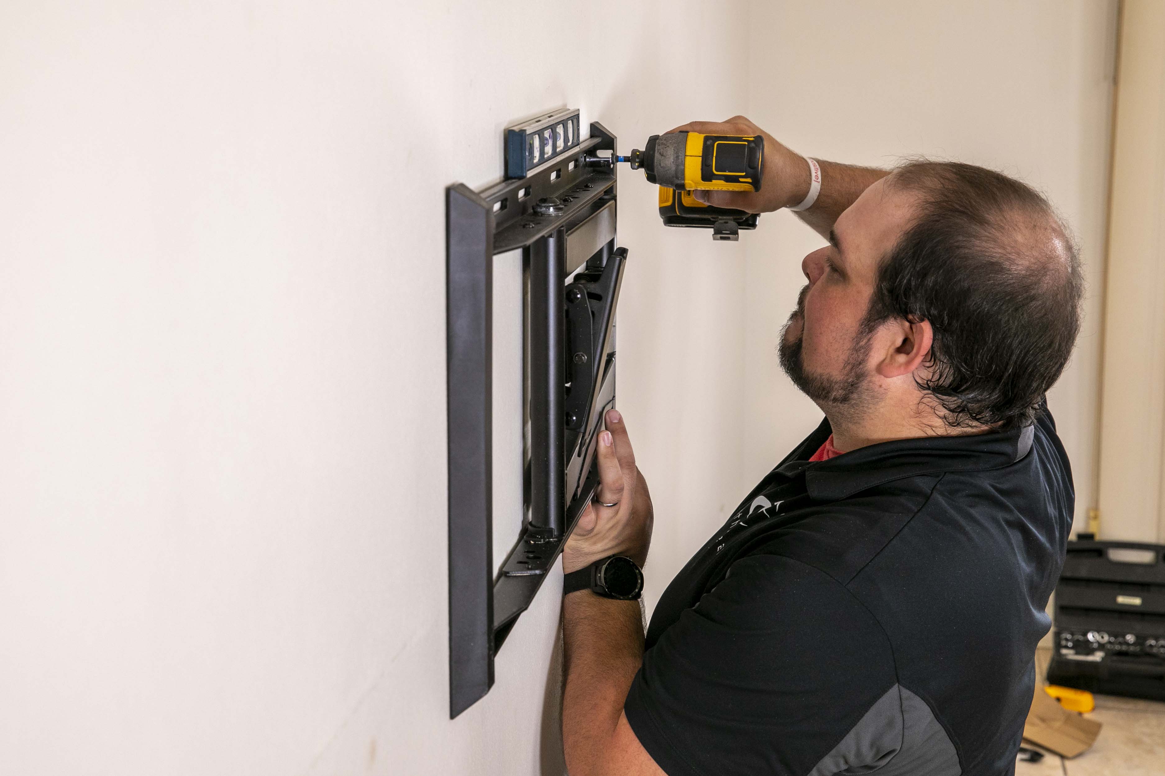 FULL MOTION ARTICULATING TV WALL MOUNT FOR 42-90" TVS, EXTENDS 3.6-31" FROM WALL, HOLDS 150 LBS